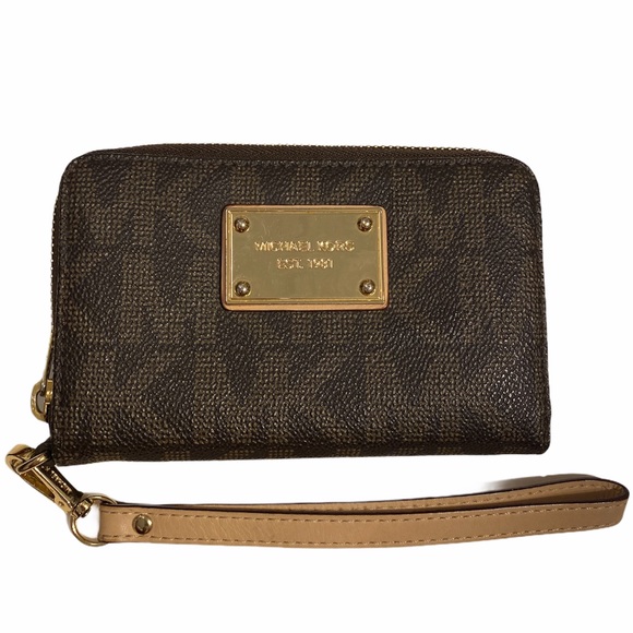 Michael Kors Handbags - Michael Kors Jet Set Multifunction Wallet Wristlet